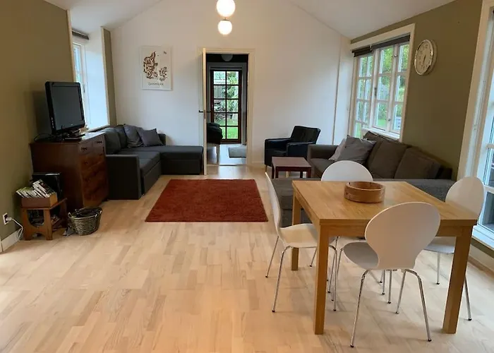 Modern 2 Bedroom Cottage Close To Airport And Town - Sleeps 8