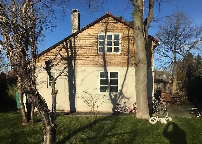 Modern 2 Bedroom Cottage Close To Airport And Town - Sleeps 8