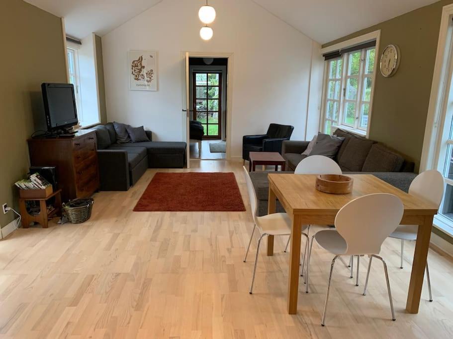 Feriehus Modern 2 Bedroom Close To Airport And Town - Sleeps 8 *